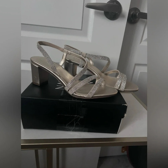 Naturalizer | Vanessa Dress Sandal in Champagne | Size 9 - Picture 2 of 7